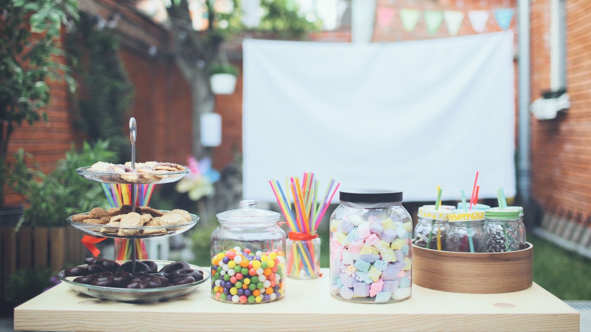 Tips for Hosting the Ultimate Outdoor Movie Night With Your Crew